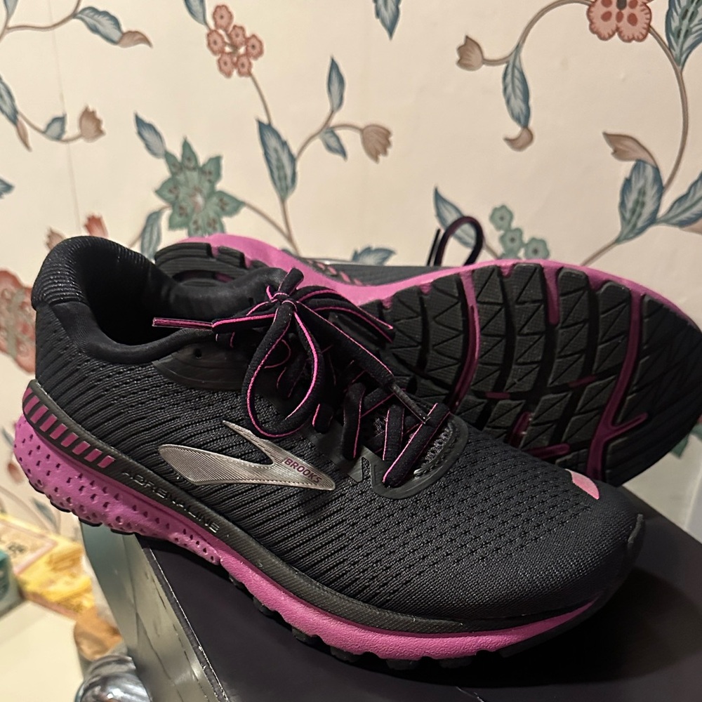 Brooks adrenaline 2.0. Women’s size 7 brand new in replacement box